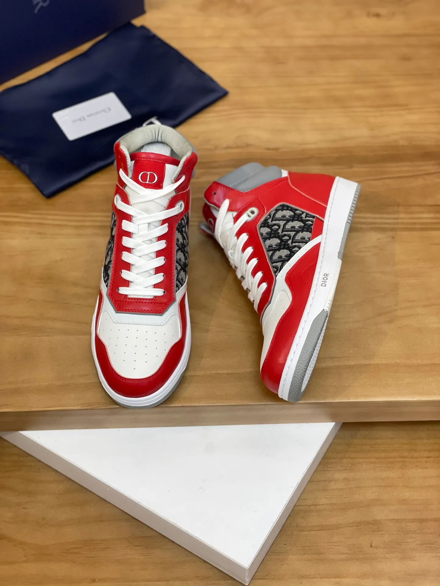 Men's shoes: 💰P460¥ Product trademark: Dior* "Dior*" high-top casual shoes Regular size: 38-44 (can be customized to 45.46) Product materials: Upper imported cowhide stitched with original fabric, breathable lining, original outsole. Number: 1006
